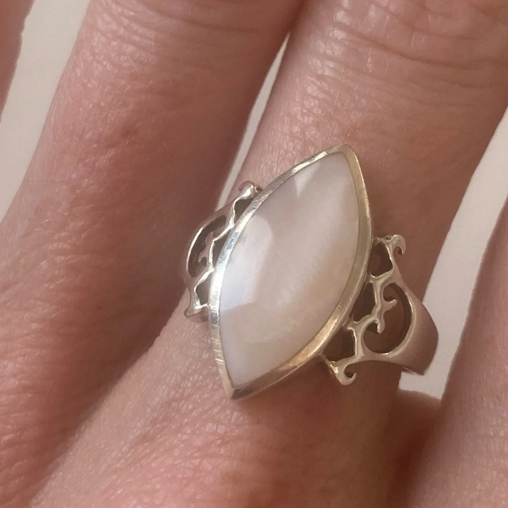 Vintage sterling silver marquise cut estate ring, mother of pearl, size 8 - Picture 6 of 6